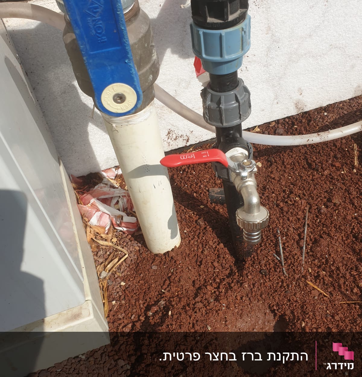 ברזים וצינורות מים עם ידיות צבעוניות